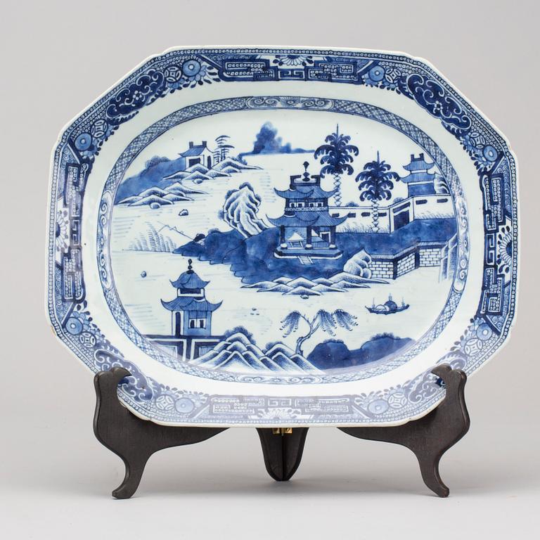 A blue and white Chinese porcelain serving dish, Qianlong (1736-95).