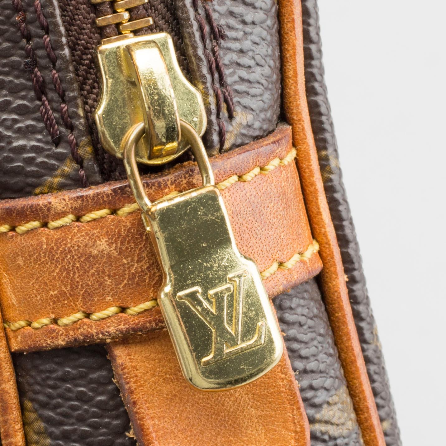 LOUIS VUITTON, axelväska.