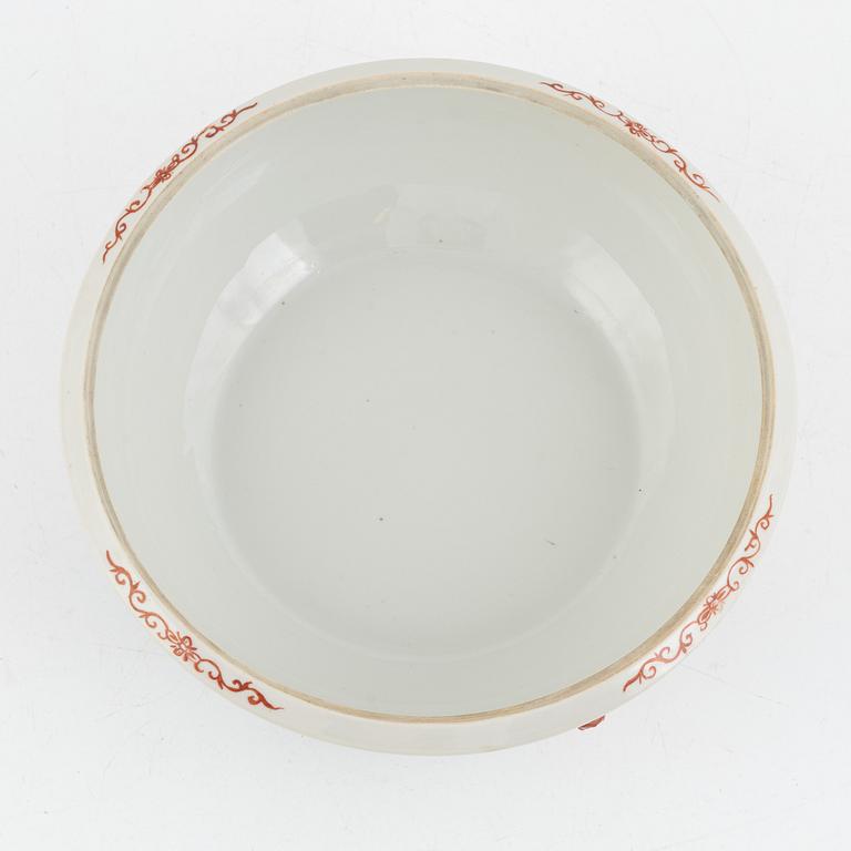 A famille rose 'dragon' bowl, late Qing dynasty/around 1900.