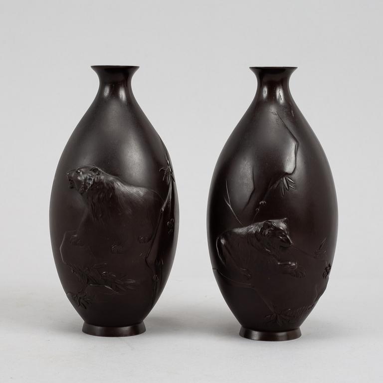 A pair of Japanse bronze vases, Meiji period (1868-1912).