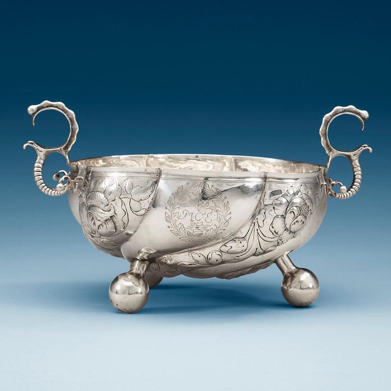 A Norwegian early 18th century silver bowl, unidentified makers mark FS, Trondheim/Møre c. 1700.