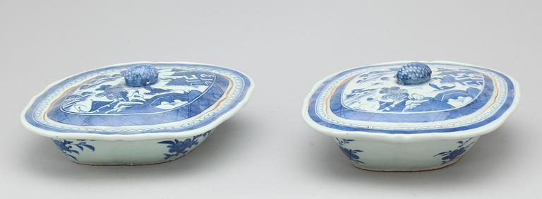 KAROTTER, ett par, porslin, Kina, 1800/1900-tal.