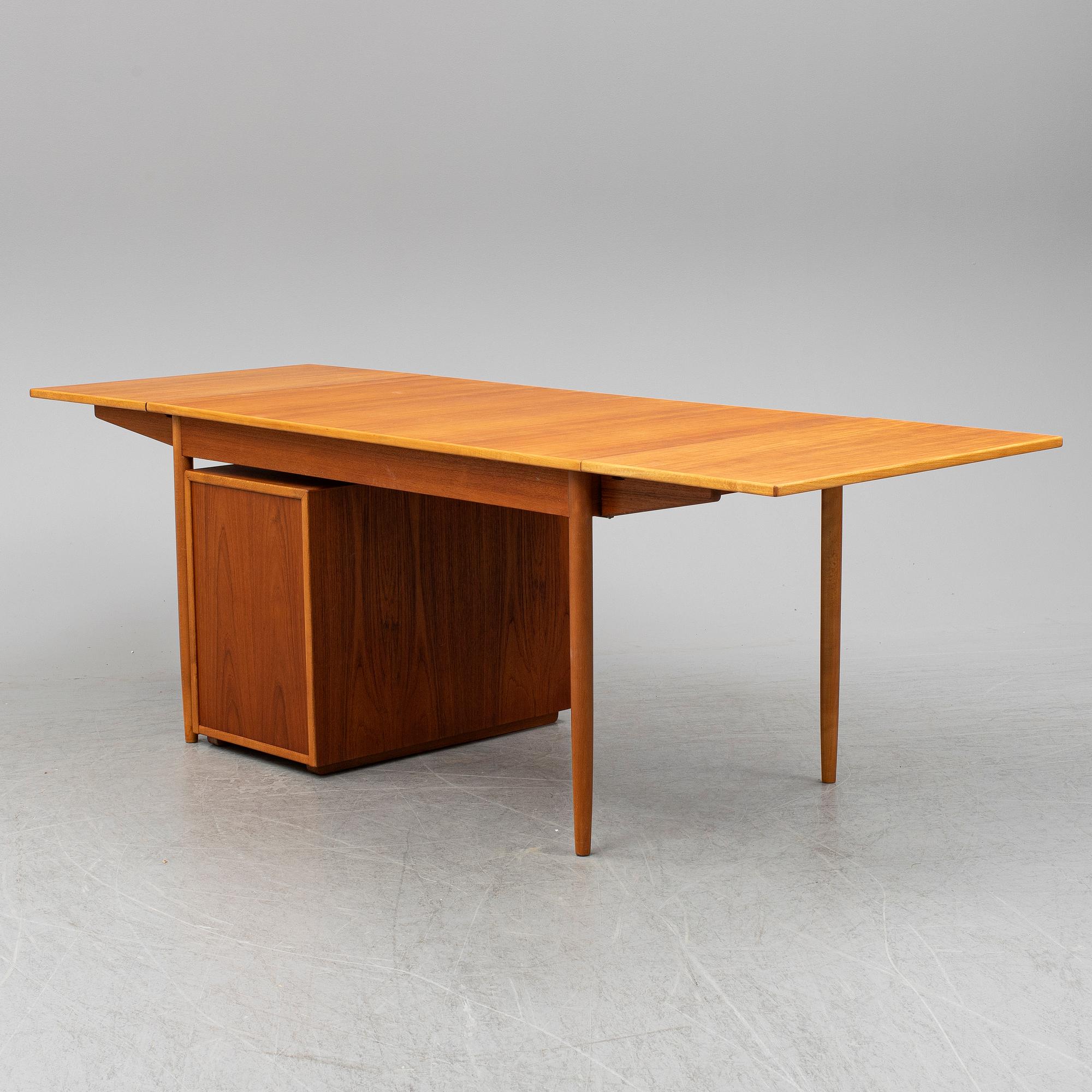NILS JONSSON, a desk with chest of drawers, late 20th century.