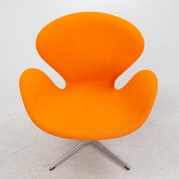 Arne Jacobsen, fåtölj, "Svanen", Fritz Hansen, Danmark, daterad 2005.