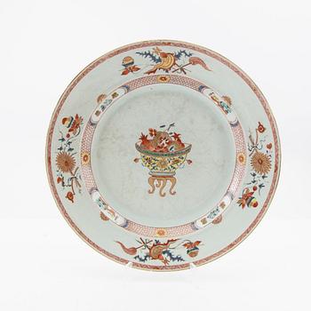 A large enamelled dish, Qing dynasty, early 18th Century.
