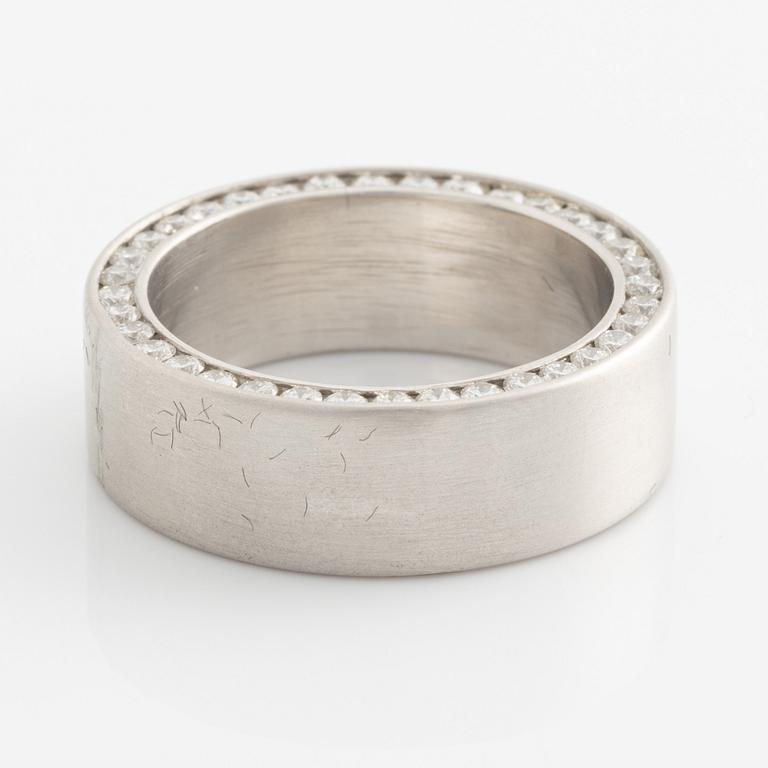Ring platina med runda briljantslipade diamanter.