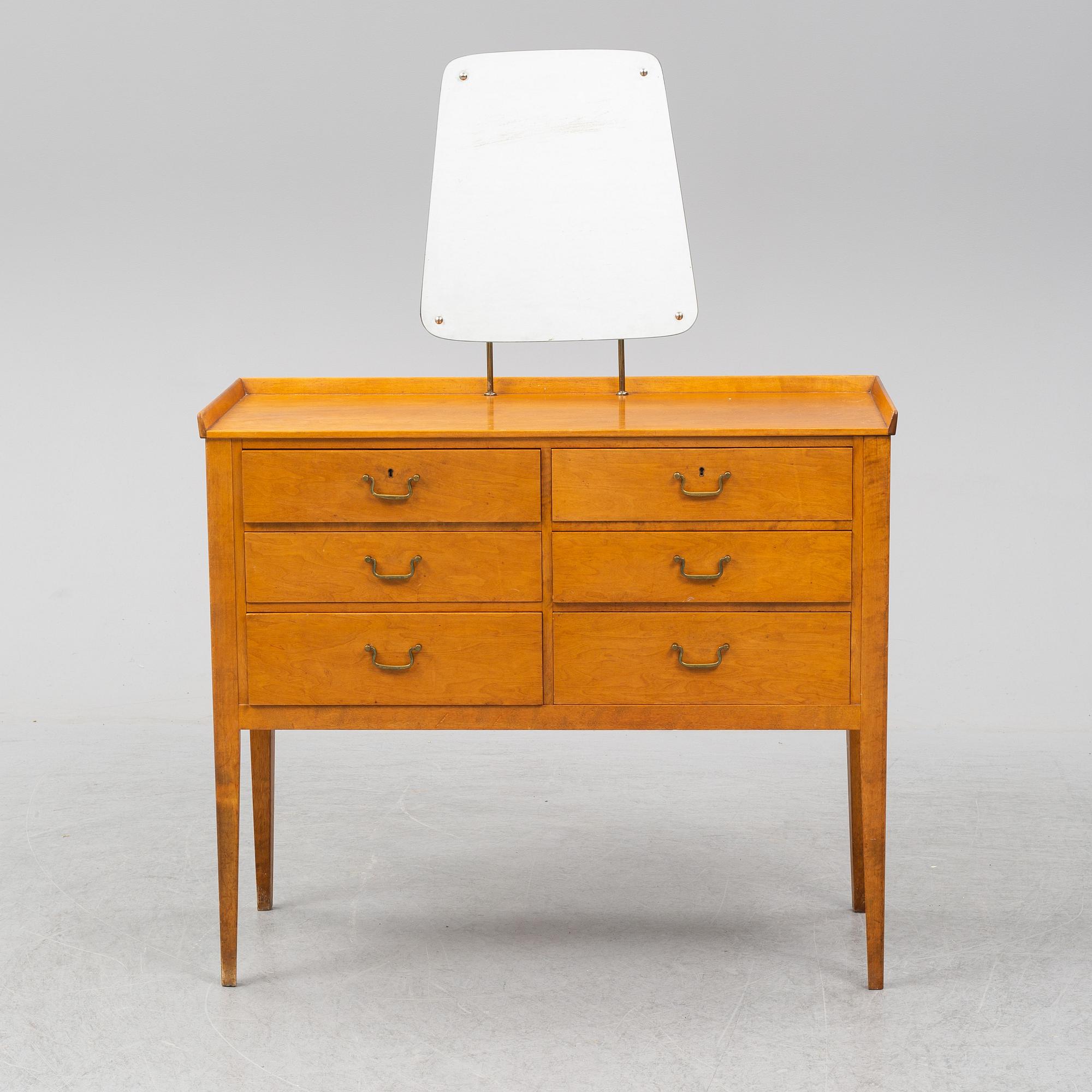 A 1930s-40s dressing table.