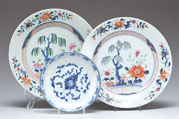 TALLRIKAR, ett par. Porslin, Kina Qianlong (1736-95). Orientaliskt fat medföljer.