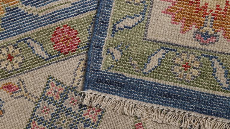 A carpet, Ushak Design, ca 303 x 246 cm.