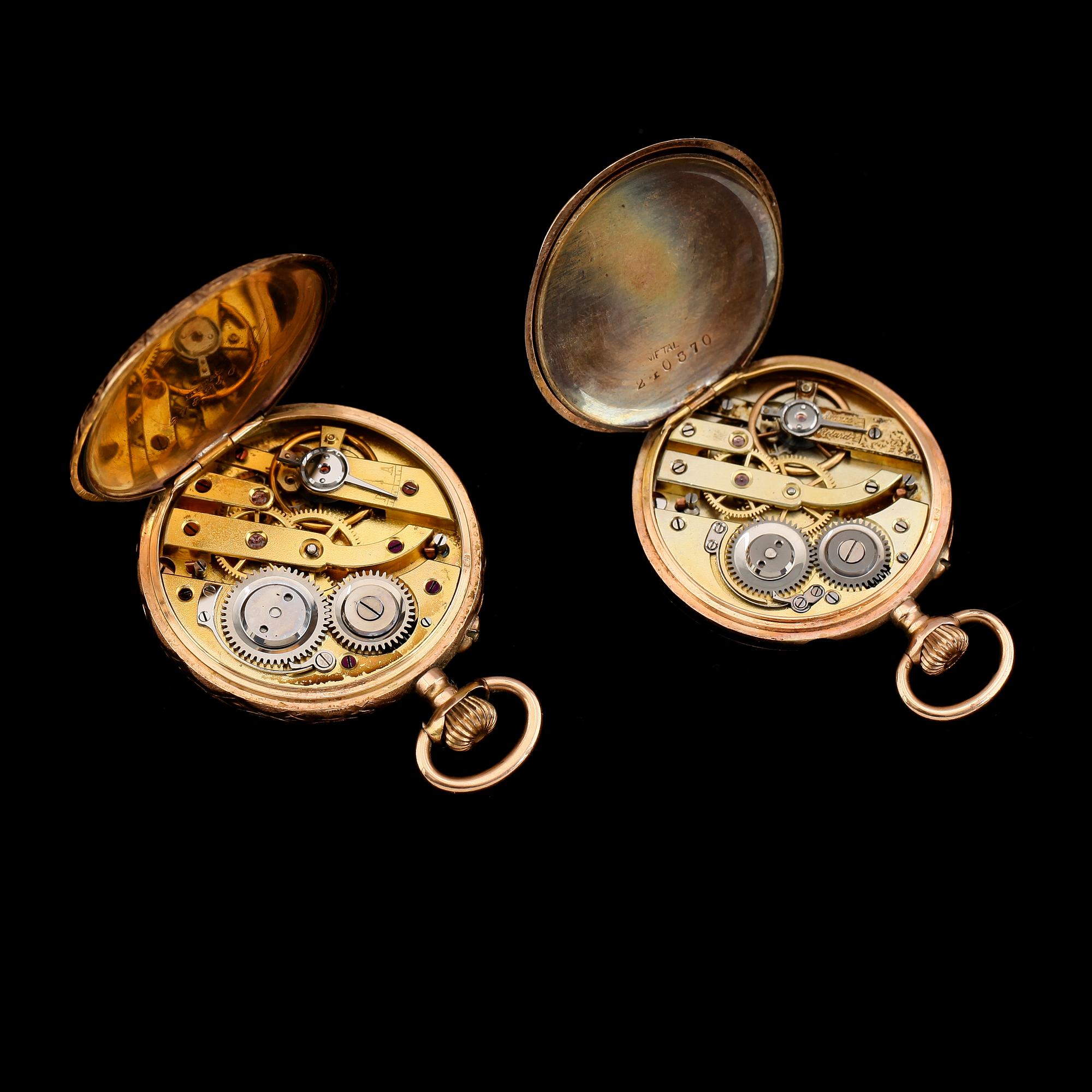 FICKUR, 2 st, 14K guld, 1900-talets första hälft. Total vikt inklusive urverk ca 58 g.