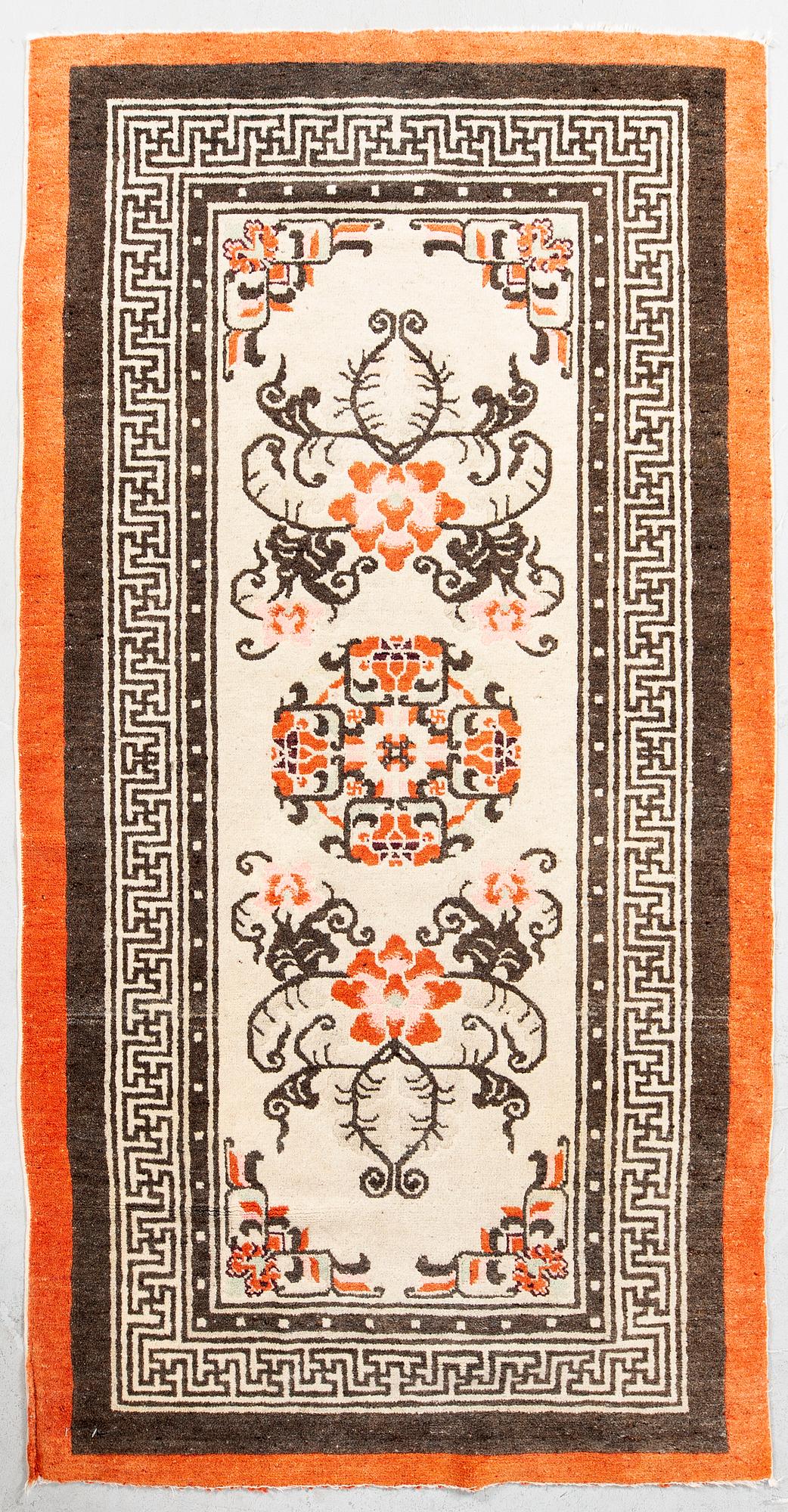 A Chinese antique carpet ca 174x93 cm.