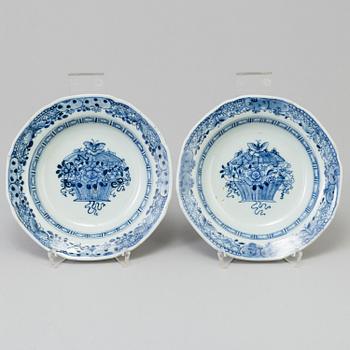 A set of a blue and white dish and three small dishes, Qing dynasty, Qianlong (1736-95).