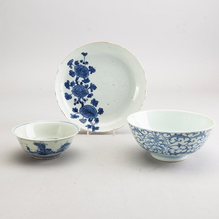 A set of two bowls and one dish 19th/20th century porcelain.