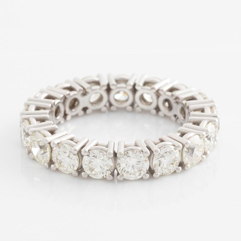 Ring full eternity with brilliant-cut diamonds.