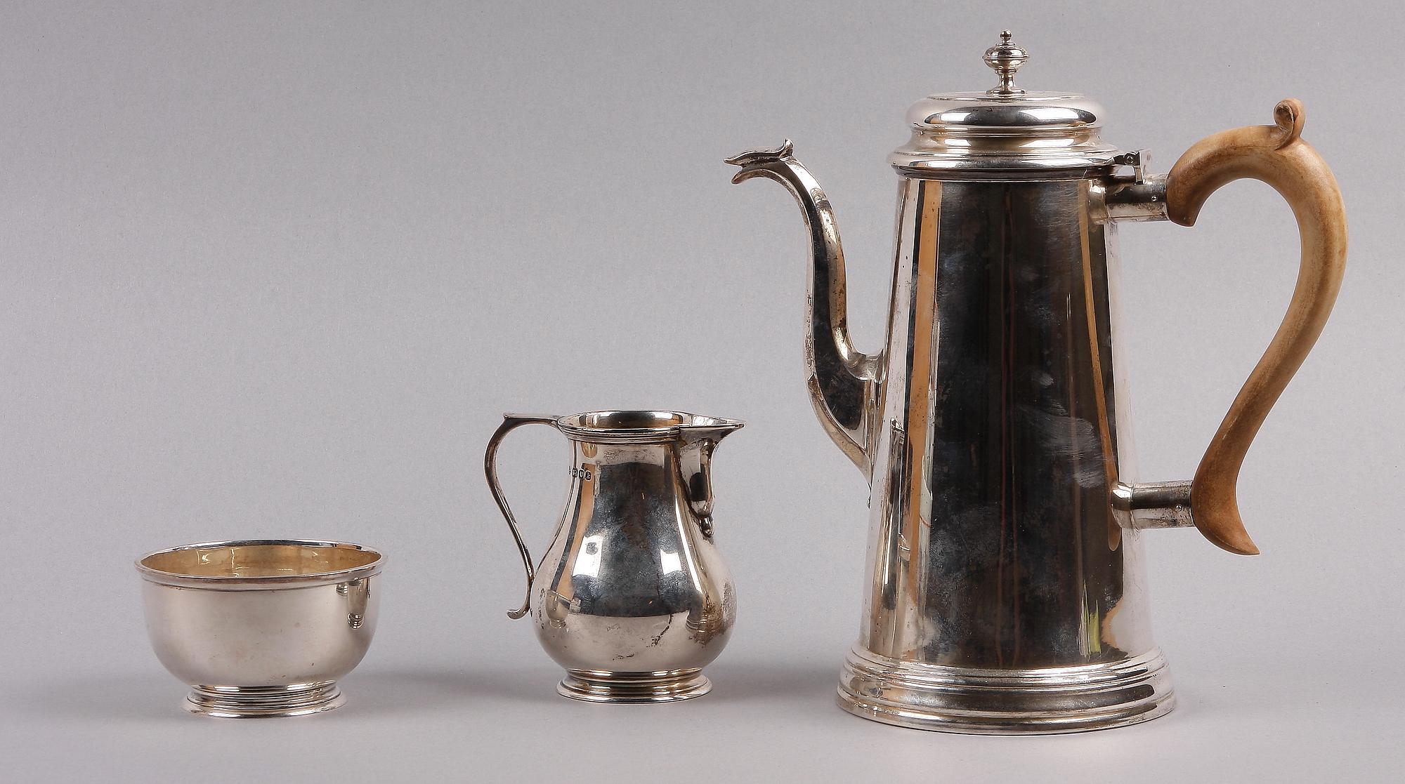 KAFFESERVIS, 3 delar, silver, Edward Barnard & Sons, London, 1965-67. Tot ca 930 g.