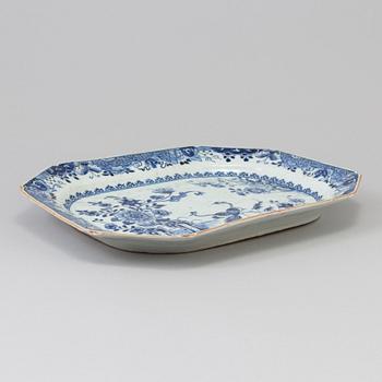 A Chinese blue and white porcelain charger, Qing dynasty, Qianlong (1736-95).