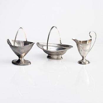 Skålar, 2 st, samt gräddkanna, silver, London, England, 1700-tal.