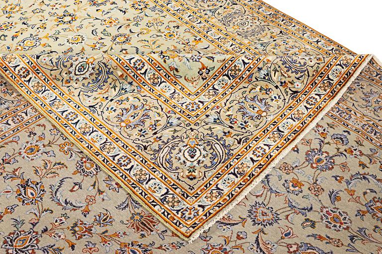 A Kashan carpet, a. 420 x 305 cm.