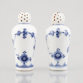 Salt- och pepparkar, porslin, Royal Copenhagen, "Musselmalet", modell 439, 1800-tal.
