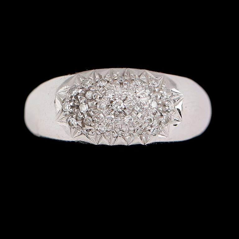 RING, 18 k vitguld med briljantslipade diamanter.
