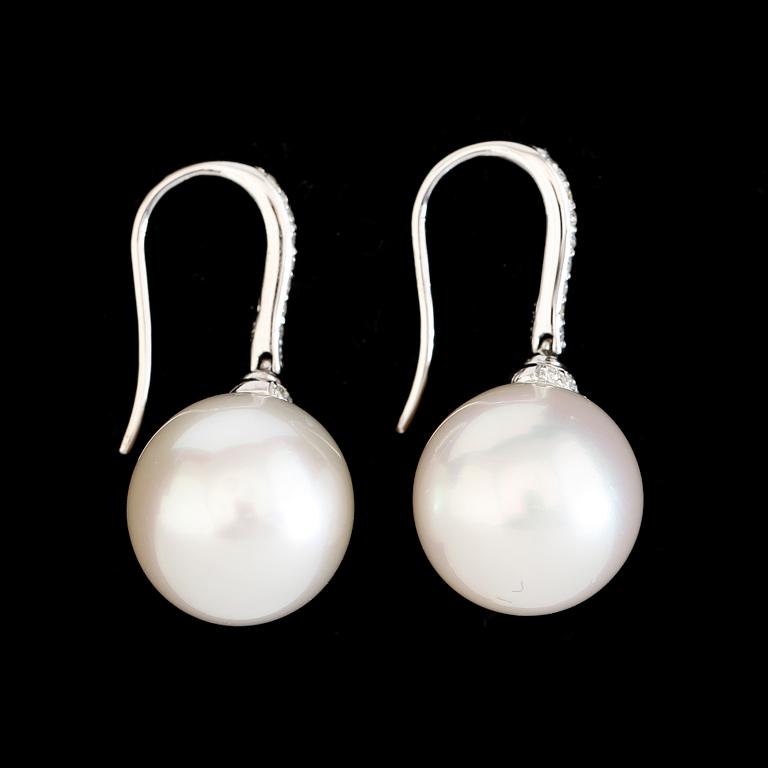 ÖRHÄNGEN, 1 par, 18K vitguld, diamanter tot ca 0.18 ct, vittonade South Seapärlor.