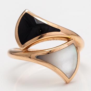 Bulgari, An 18K gold ring "Diva" with MOP and onyx. Marked Bulgari, Made in Italy EE1KLY.