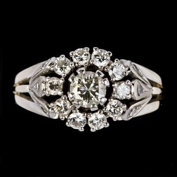 RING, 18k guld med 11 briljantslipade diamanter, tot ca 0.80 ct. Vikt 7 g.