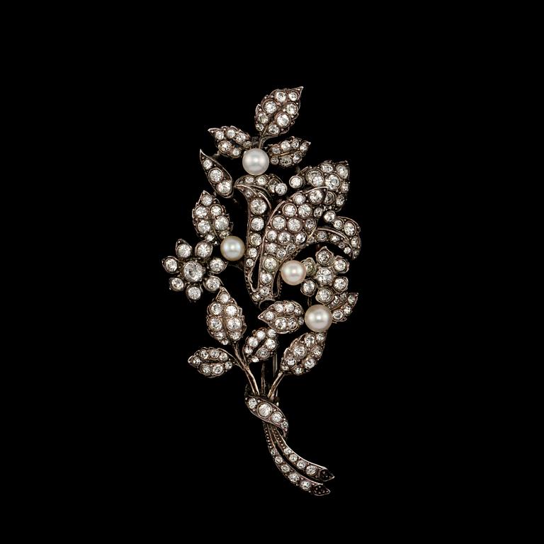 BROSCH, sterlingsilver med 4 odlade pärlor samt fasettslipade glasstenar, importstämplad. Vikt 21 g.