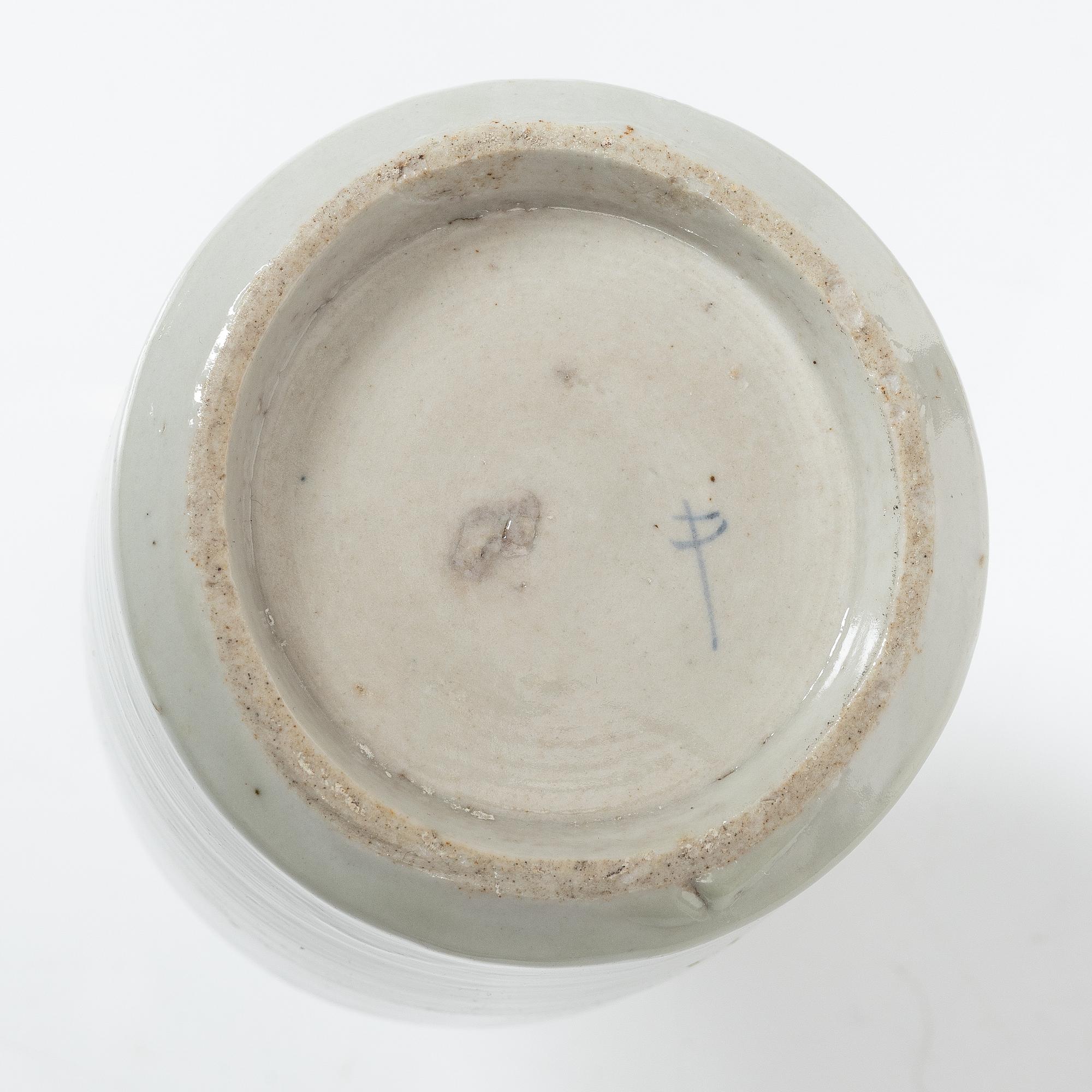 Sju assietter, litet fat samt flaska, porslin, Japan, 1800-/1900-tal.