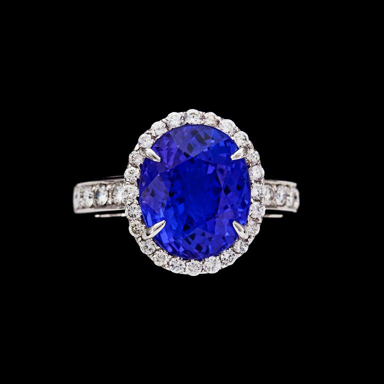 RING, fasettslipad tanzanit, 8.42 ct, och briljantslipade diamanter, tot. 0.90 ct.