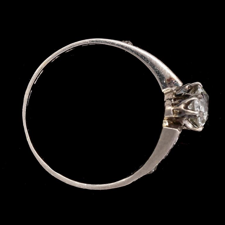 RING, antikslipad diamant, ca 0.55 ct samt mindre diamanter.