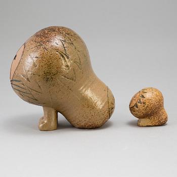 2 stoneware figurines by Lisa Larson for Gustavsberg. Lions of the "Afrika" series, produced from 1968 thru 1975.