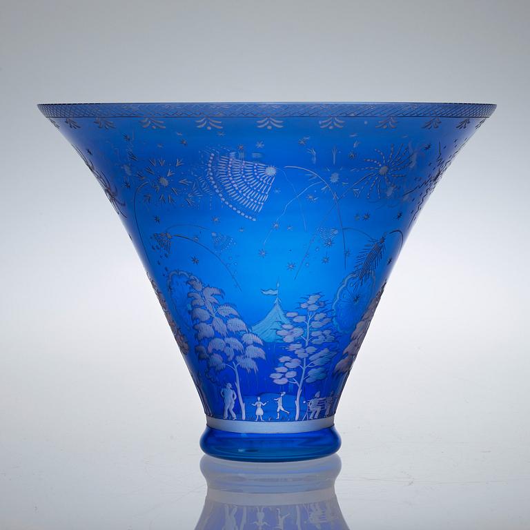 An Edward Hald engraved glass bowl, Orrefors 1945.