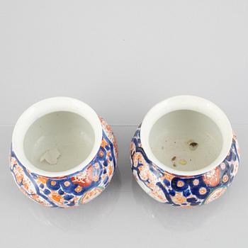 A dish and a pair of pots, porcelain, Japan, early 20th century.