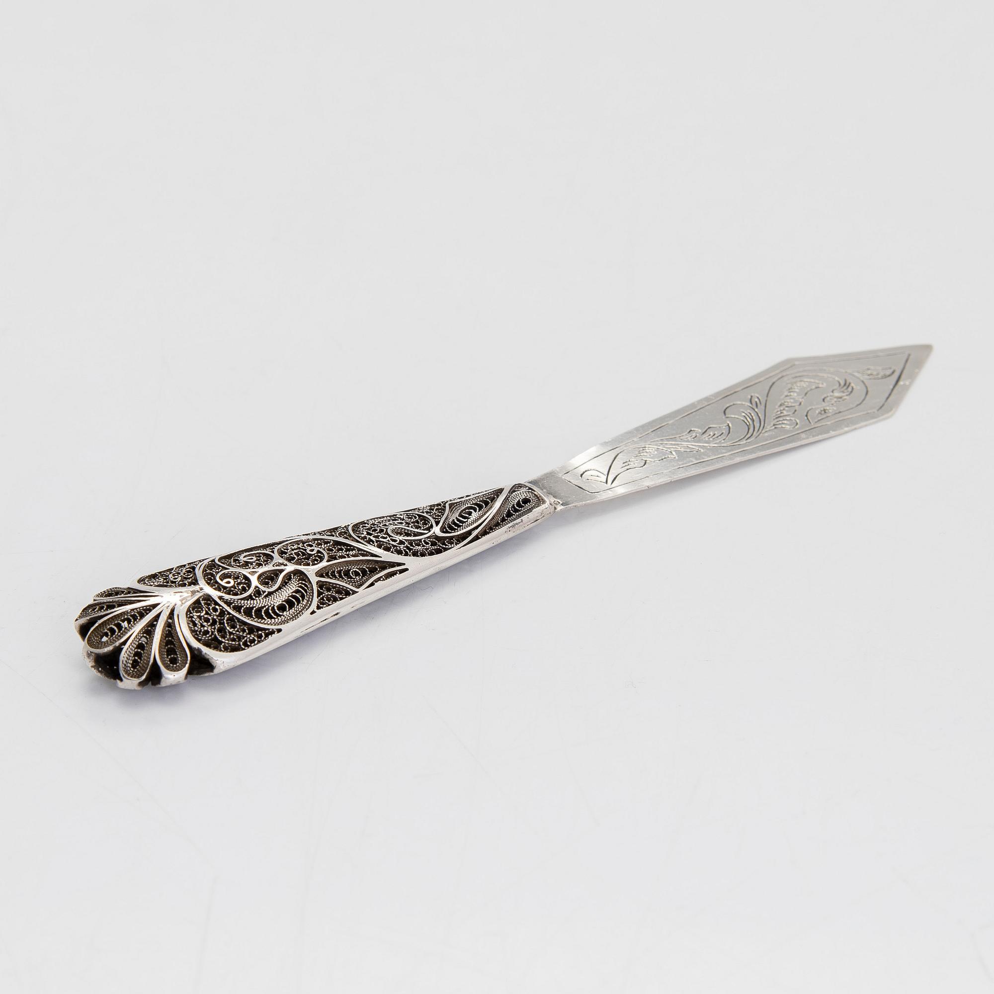 Tre silverdosor och brevkniv i filigran, silver. 1900-talets första hälft och 1800-talets andra hälft.