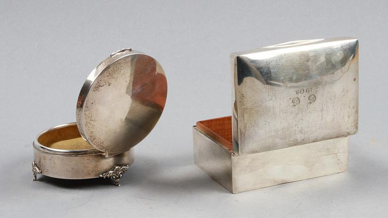 CIGARETTSKRIN SAMT DOSA, silver, Birmingham 1905 resp 1913.