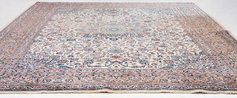 A Tabriz carpet, a. 373 x 286 cm.