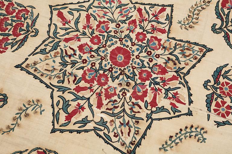 ANTIKT NURATA SUZANIBRODERI , ca 204 x 167,5 cm.