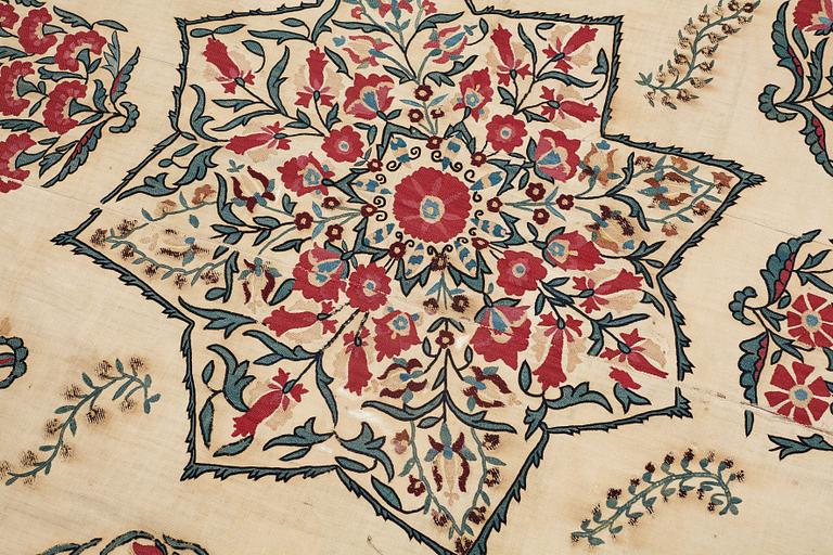 AN ANTIQUE NURATA SUZANI EMBROIDERY, ca 204 x 167,5 cm.