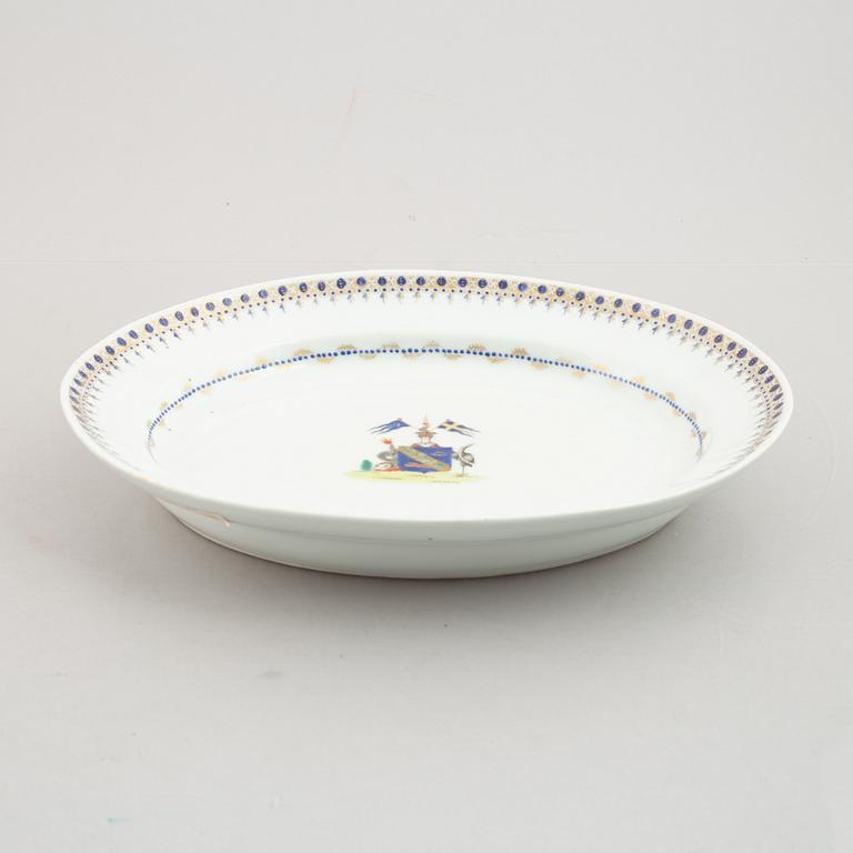 An armorial serving dish, China, 20th century.