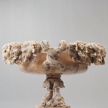 URNA, på sockel. Troligen Italien, 1800-talets andra hälft.