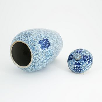 A Chinese blue and white urn with cover, late Qing dynasty 19th/20th Century.