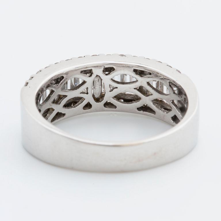 RING 18K whitegold brilliant-cut diamonds approximately 0,30 ct and baguette-cut diamonds approximately 1 ct.