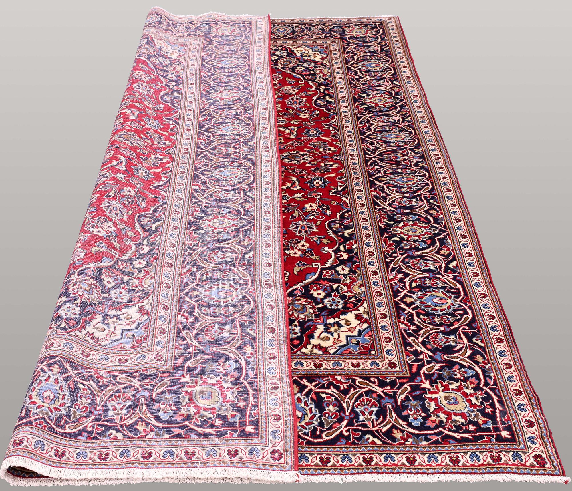A carpet, Kashan, ca 292 x 196 cm.