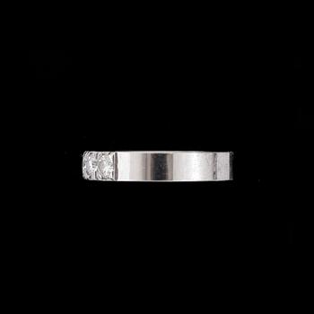 RING, alliansring, 18k vitguld med briljantslipade diamanter tot ca0,75ct enligt gravyr. Vikt 4,2g.