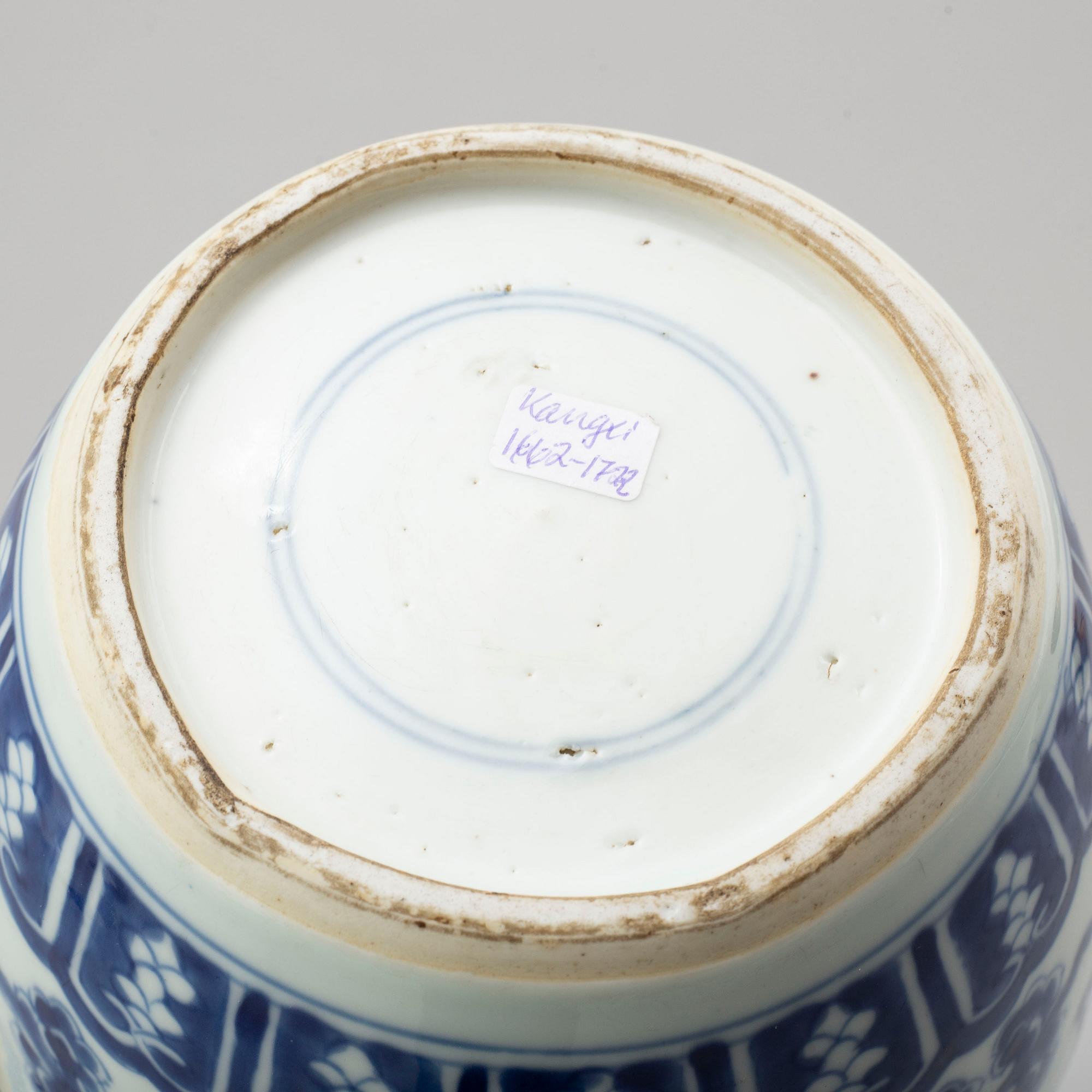 BOJANER, två stycken, porslin. Qingdynastin, Kangxi (1662-1722).