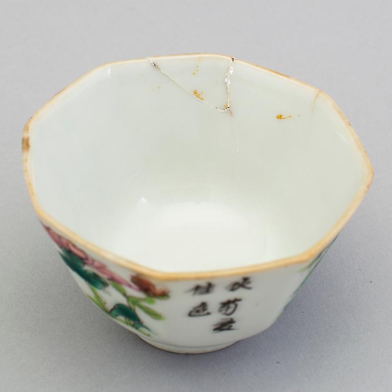 A SET OF SIX CHINESE PORCELAIN BOWLS, 20th century.