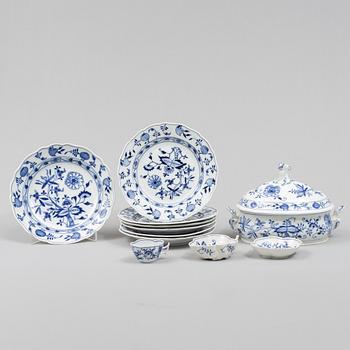A set of ten porcelain pieces, 'Zwiebelmuster', Meissen and Teichert-Werke in Meissen, Germany.