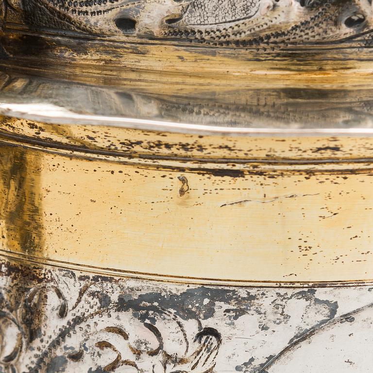 A parcel-gilt tankard, presumably German, with indistinct marks, around the turn of the 17th/18th century. Baroque.