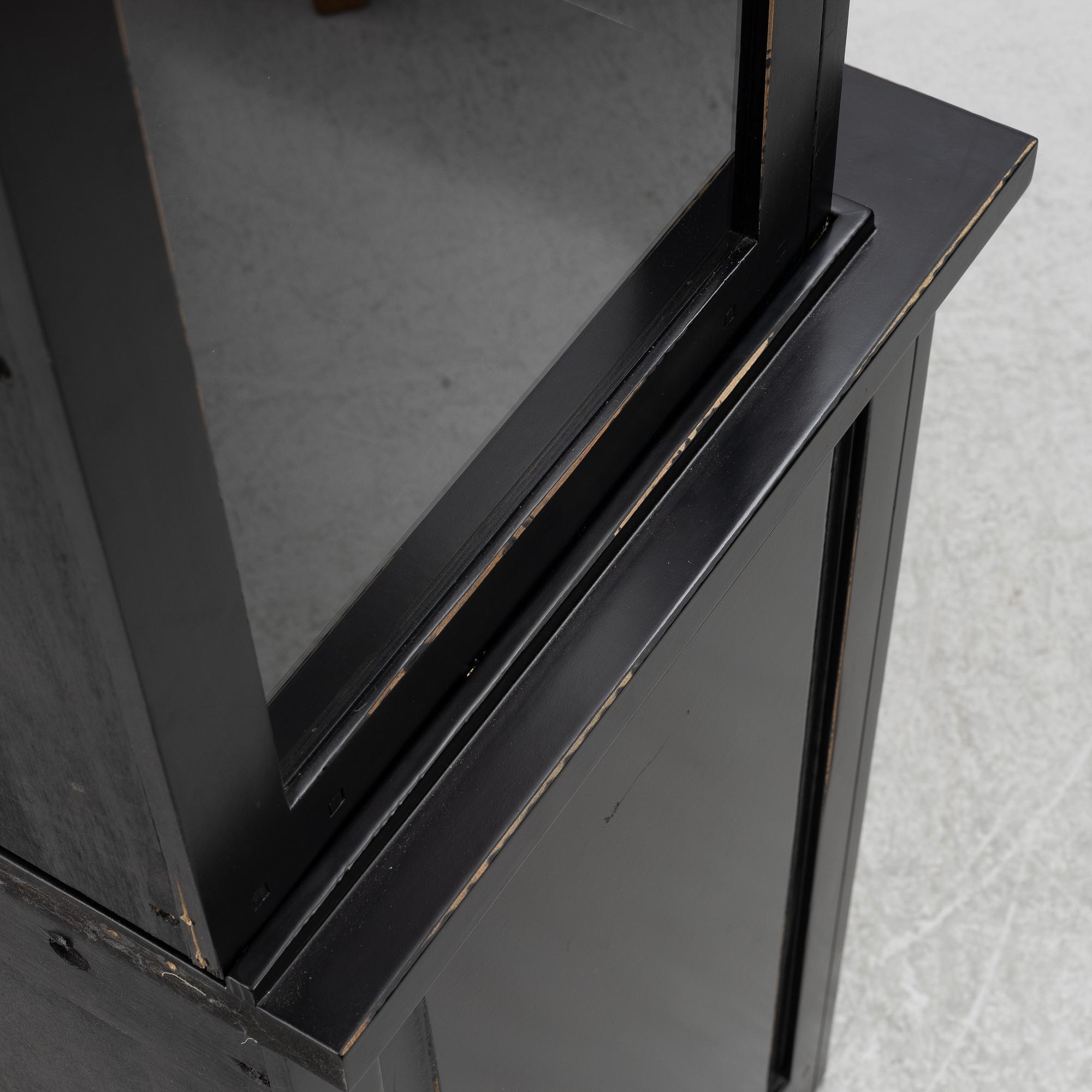 Vitrinskåp, Newport, samtida.